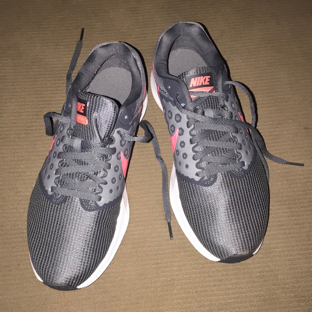 Nike  downshifter 7    Size 9. New w/out box
